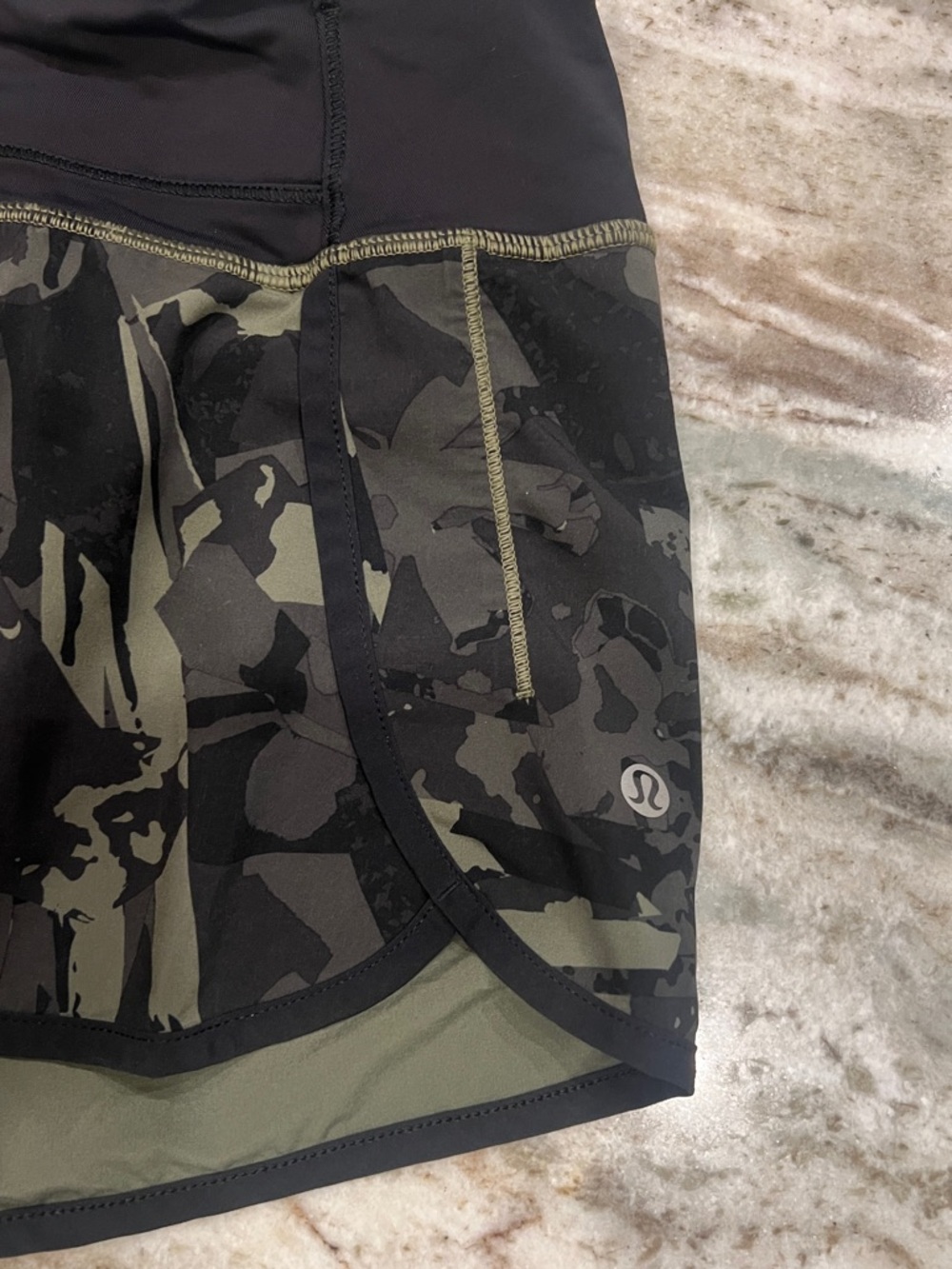 RARE lululemon athletica Camo Speed short *4-way Stretch Sz 4 LIKE NEW - Picture 4 of 8